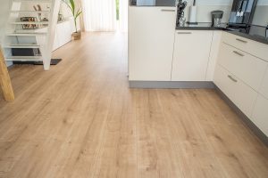 Floer-Landhuis-Laminaat-Onbehandelde-Eik-sfeer-vloer-extra-breed-keukenvloer