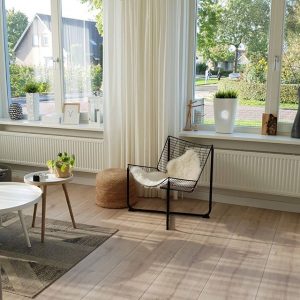 Floer landhuis laminaat licht eiken vloer extra breed laminaat leggen scandinavisch interieur ruimtelijk effect met breed laminaat