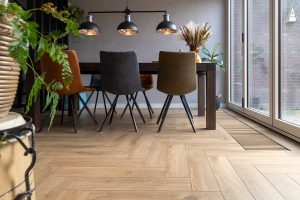 Floer-Visgraat-Laminaat-Bruin-Eiken-elleboog-patroon-vloer-interieur