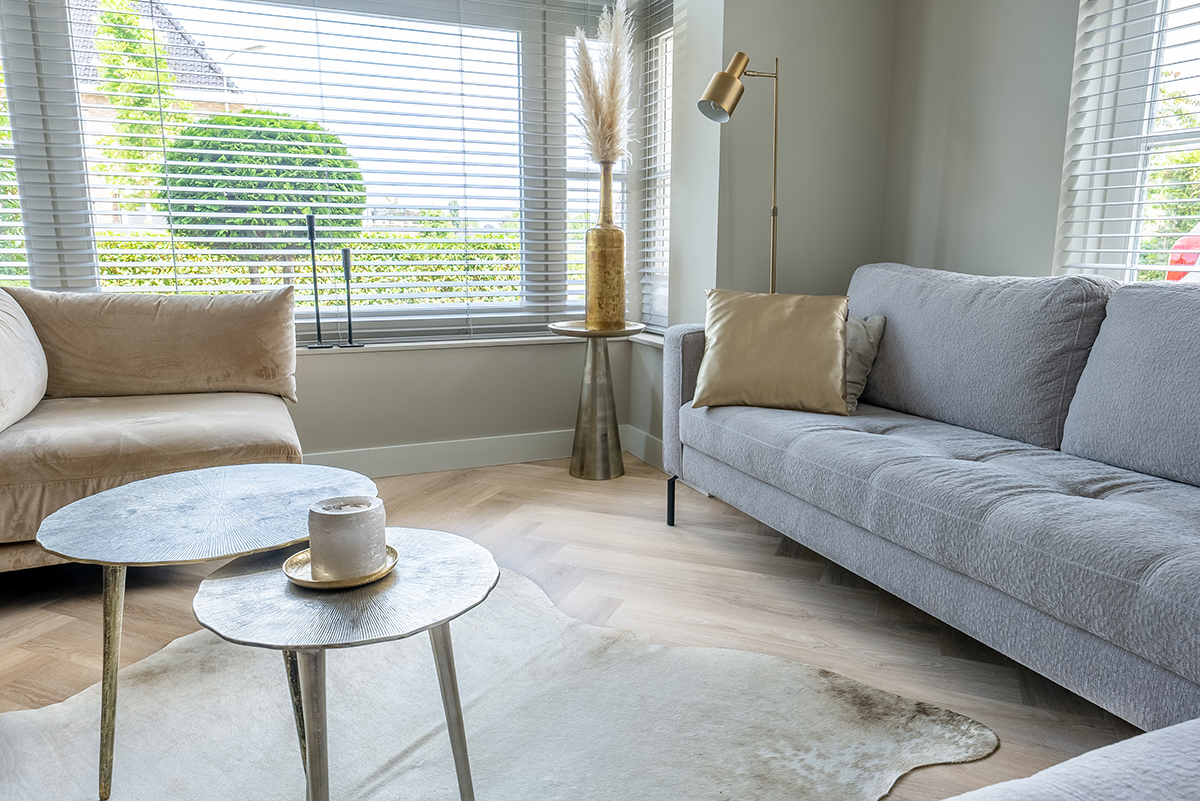 Floer-Walvisgraat-PVC-Orka-Onbehandeld-vloer-interieur-xl-visgraat-vloer-woonkamer-interieur-4-tips-voor-kleine-ruimtes