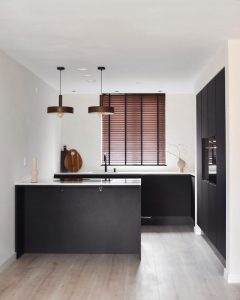 Floer-Landhuis-Laminaat-Vloer-Lichte-Eik-klantfoto-@cynterior_designs-2-een-japandi-interieur-de-interieur-trends-van-2023