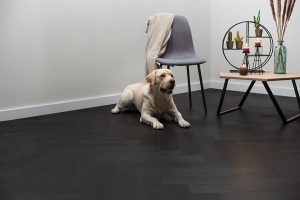 Floer-Visgraat-Click-PVC-Maas-Zwart-sfeer-perspectief-hond