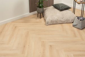 Floer-Walvisgraat-PVC-Cetus-Creme-sfeer-perspectief-boven-vlekken-pvc-vloer-verwijderen