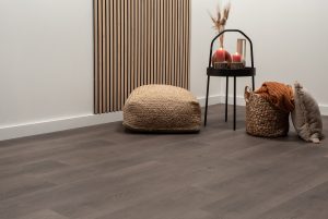 Floer-Dorpen-PVC-vloer-Makkum-Mokka-sfeer-perspectief-v1