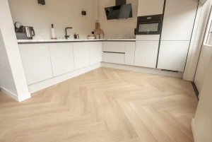 Floer Walvisgraat PVC vloer Noordkaper Natuur interieur keuken