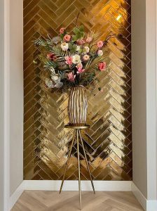 Floer-Walvisgraat-PVC-Orka-Onbehandeld-ton-sur-ton-de-interieur-trends-van-2023-kleur-plint-gekleurde-muur