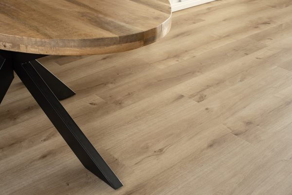 Floer-Bossen-PVC-vloer-Midwolderbos-Rustiek-Eiken-woning-tafel