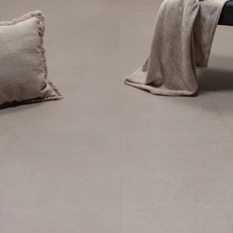 Floer-Tegel-PVC-Betonlook-Greige-sfeer-close-up