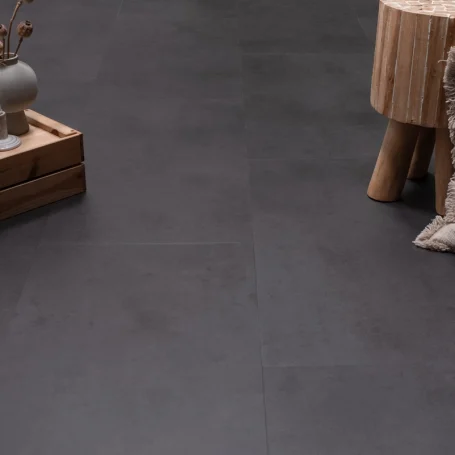 Floer-Tegel-PVC-Betonlook-Zwart-sfeer-close-up