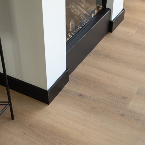 Plinten verwijderen: zo haal je muurplinten zonder schade weg