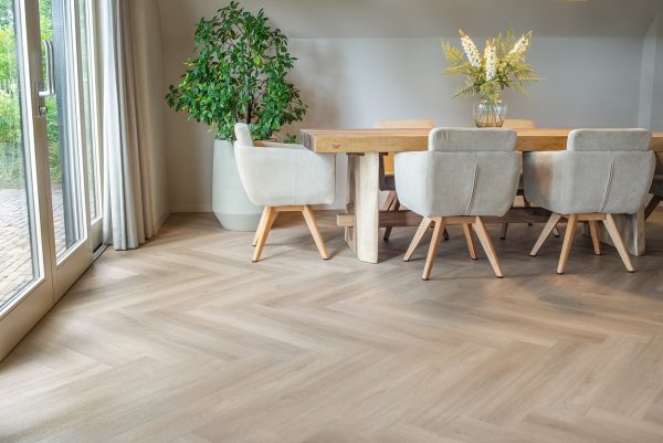 Floer Walvisgraat PVC vloer Orka Onbehandeld eetkamer beige