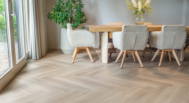 Floer Walvisgraat PVC vloer Orka Onbehandeld eetkamer beige