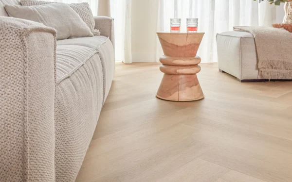 opie-van-Floer-Walvisgraat-PVC-vloer-Zwaardvis-Zand-woonkamer-12