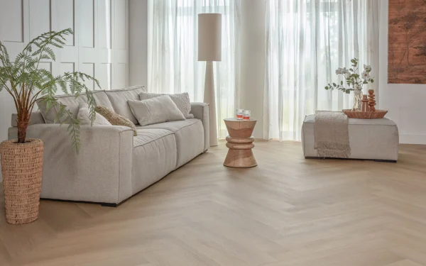 opie-van-Floer-Walvisgraat-PVC-vloer-Zwaardvis-Zand-woonkamer-2-1