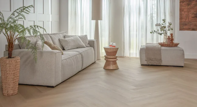 opie-van-Floer-Walvisgraat-PVC-vloer-Zwaardvis-Zand-woonkamer-2-1