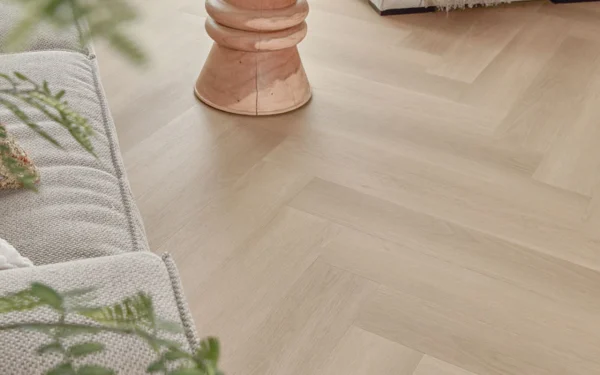 Kopie-van-Floer-Walvisgraat-PVC-vloer-Zwaardvis-Zand-woonkamer-8-1.